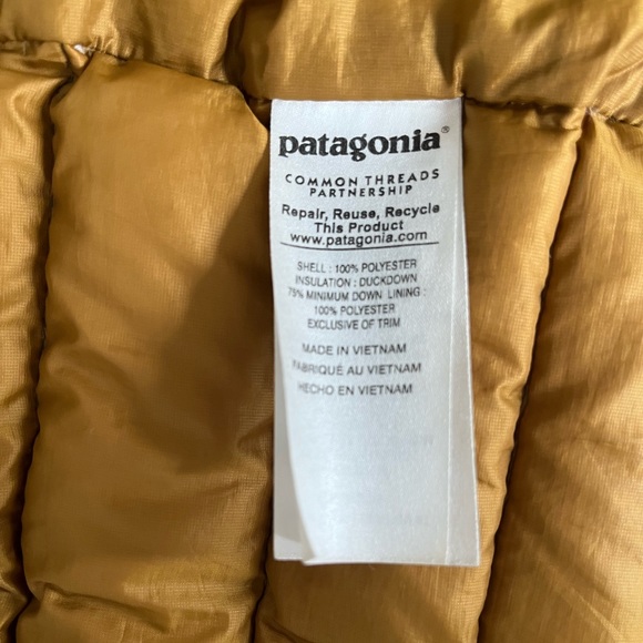 Patagonia - Men's Hooded Down Jacket - Picture 3 of 4